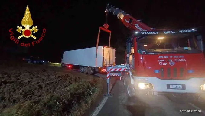 Tir fuori strada a Vesime, lungo intervento dei Vigili del fuoco per riportarlo sull'asfalto