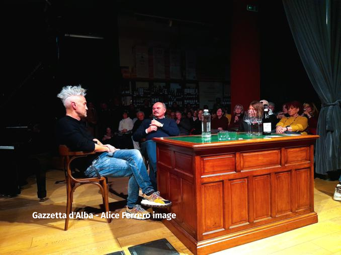 Vincenzo Schettini con la sua coinvolgente lectio magistrale “La fisica e la vita,” affascina il pubblico in Fondazione Mirafiore 19