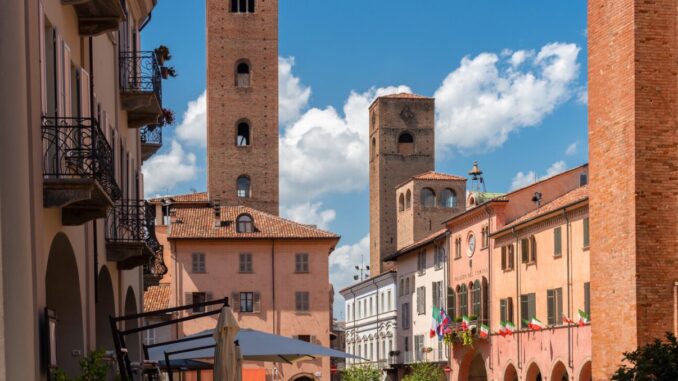 Alba Walking Tour: la città antica, rivela il suo fascino nella suggestione delle numerose torri e case