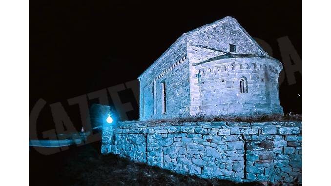 La cappella di Bergolo illuminata di blu per dire stop alle bombe sui civili