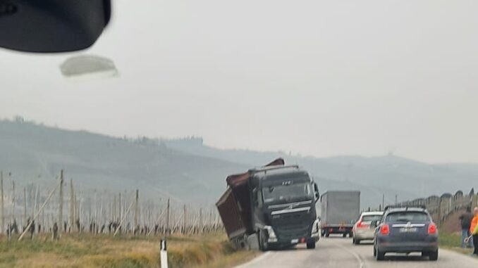 Barolo, camion fuoristrada: rallentamenti