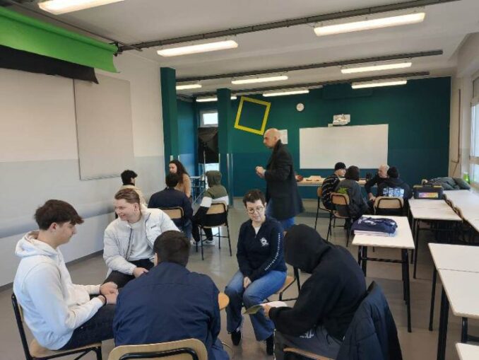La Consulta del Volontariato dà il via ai progetti nelle scuole superiori albesi: “2 parole al volo” e “Avvicinamento al volo”