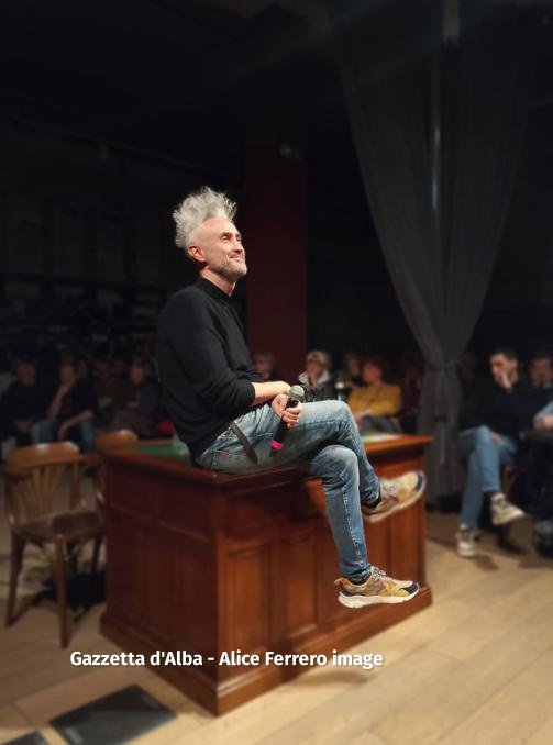 Vincenzo Schettini con la sua coinvolgente lectio magistrale “La fisica e la vita,” affascina il pubblico in Fondazione Mirafiore 20