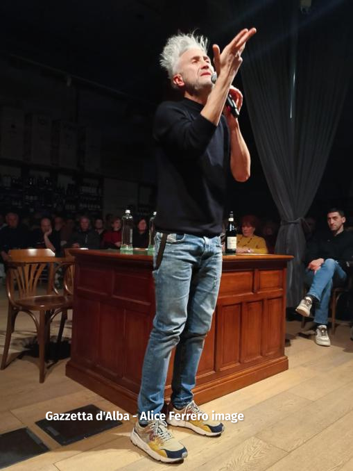 Vincenzo Schettini con la sua coinvolgente lectio magistrale “La fisica e la vita,” affascina il pubblico in Fondazione Mirafiore 23