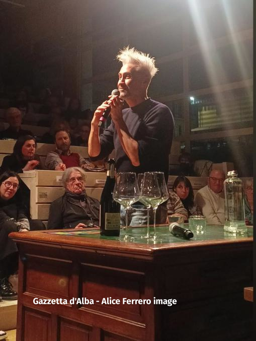 Vincenzo Schettini con la sua coinvolgente lectio magistrale “La fisica e la vita,” affascina il pubblico in Fondazione Mirafiore 25