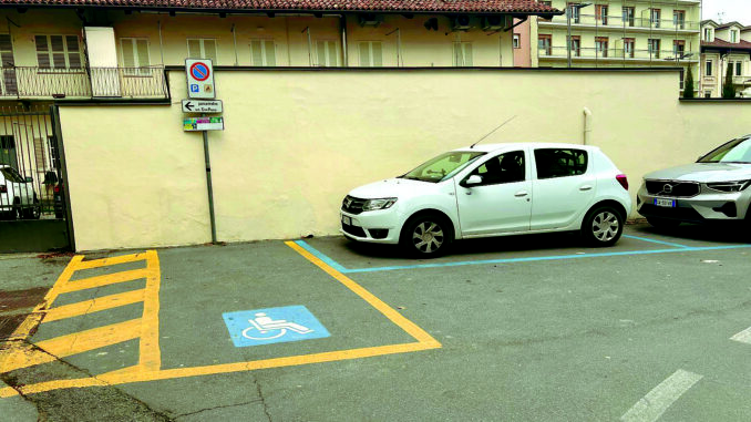 Unico contrassegno (Cude) valido per tutti i parcheggi gialli, anche Alba tra i 100 Comuni aderenti