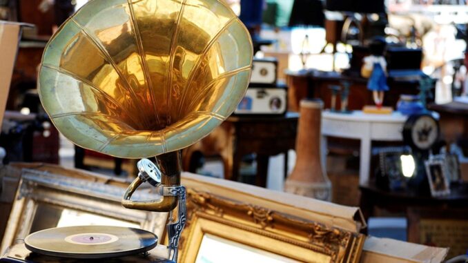 Un tuffo tra pezzi unici, curiosità e storia con il Mercatino dell'Antiquariato di Asti