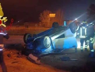 Una vettura si ribalta in una rotonda di corso Alessandria ad Asti