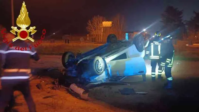 Una vettura si ribalta in una rotonda di corso Alessandria ad Asti
