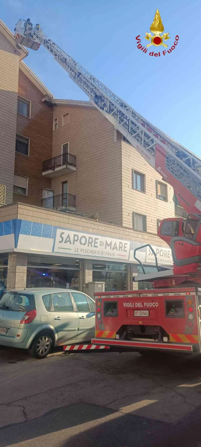 Il vento sposta le tegole di un condominio di Asti