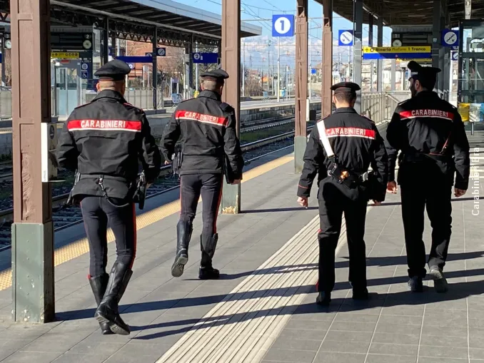 Pattuglie dei Carabinieri contro il degrado alla stazione di Bra: i controlli portano a denunce, allontanamenti e multe