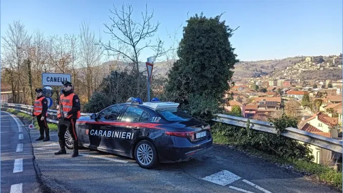 Notte brava per un senzatetto a Canelli: danneggia 16 auto e ruba monete, occhia