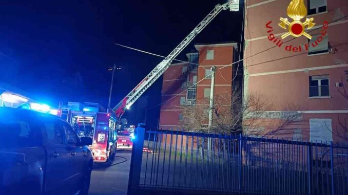vvf asti (2) Appartamento abbandonato in fiamme ad Asti, intervengono i Vigili del fuoco