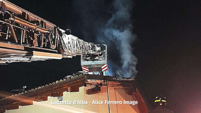 Incendio a Piobesi d'Alba: in fiamme la mansarda di una palazzina in via Comunità 1