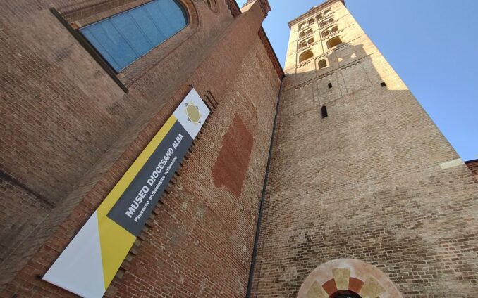 Preziosi tessuti di fili dorati e perline ricamati: al Mudi un laboratorio creativo, di ricamo moderno su fotografia 1