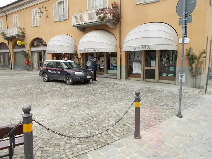 Furto notturno con vetrina spaccata nella farmacia di Monforte