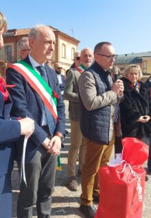 A Monticello d'Alba la cerimonia inaugurale della panchina rossa, simbolo contro la violenza di genere 1