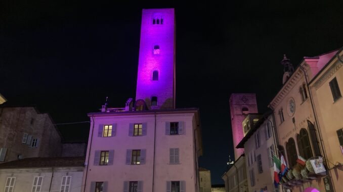 Alba: le luci delle torri illuminate lilla per la Giornata nazionale del fiocchetto lilla