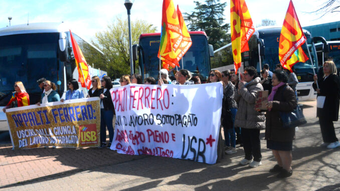 Le lavoratrici della Proteco sono tornate davanti ai cancelli Ferrero 2