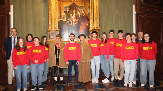 Le maschere del Mussotto in visita al Palazzo comunale aprono il Carnevale ad Alba 1