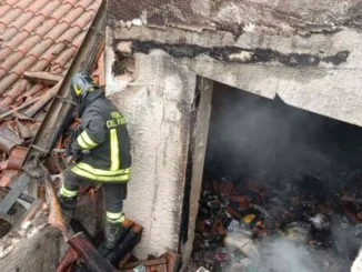 Una casa disabitata di Montechiaro va a fuoco