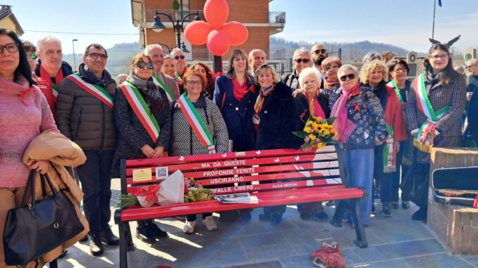 PANCHINA ROSSA A MONTICELLO D'ALBA A Monticello d'Alba la cerimonia inaugurale della panchina rossa, simbolo contro la violenza di genere