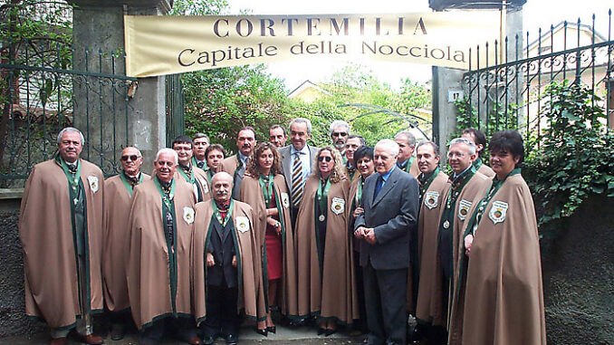 La Confraternita della nocciola ricorda l'ambasciatore Bruno Pizzul 1