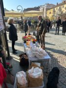 Mai più sole distribuisce il pane nella Giornata della donna 8