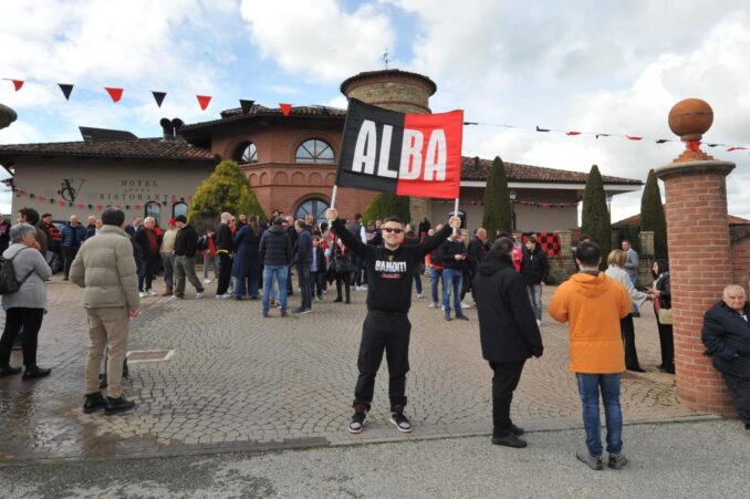 Il Milan club Alba rossonera ha accolto Franco Baresi e il trofeo della Champions 1