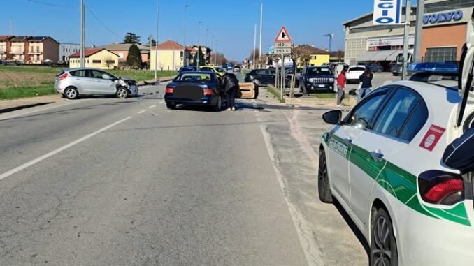 Strada riaperta dopo il frontale tra due autovetture in località Vaccheria