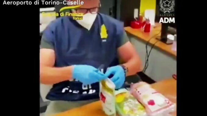 Sequestrati all'aeroporto di Torino 16 chilogrammi di cocaina
