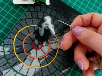 Preziosi tessuti di fili dorati e perline ricamati: al Mudi un laboratorio creativo, di ricamo moderno su fotografia