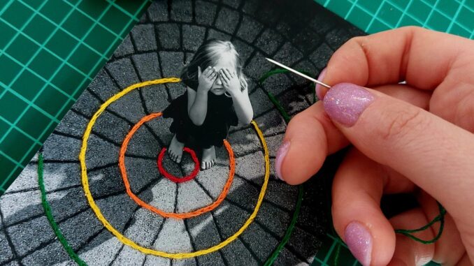 Preziosi tessuti di fili dorati e perline ricamati: al Mudi un laboratorio creativo, di ricamo moderno su fotografia