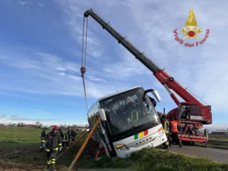 Nel saluzzese un autobus scivola sul bordo della carreggiata
