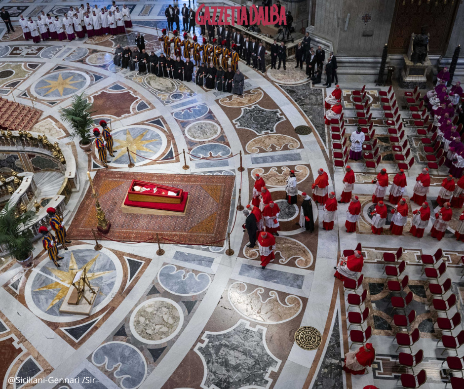 San Pietro: aperte le porte della basilica, i fedeli rendono omaggio a papa Francesco (IN DIRETTA) 1