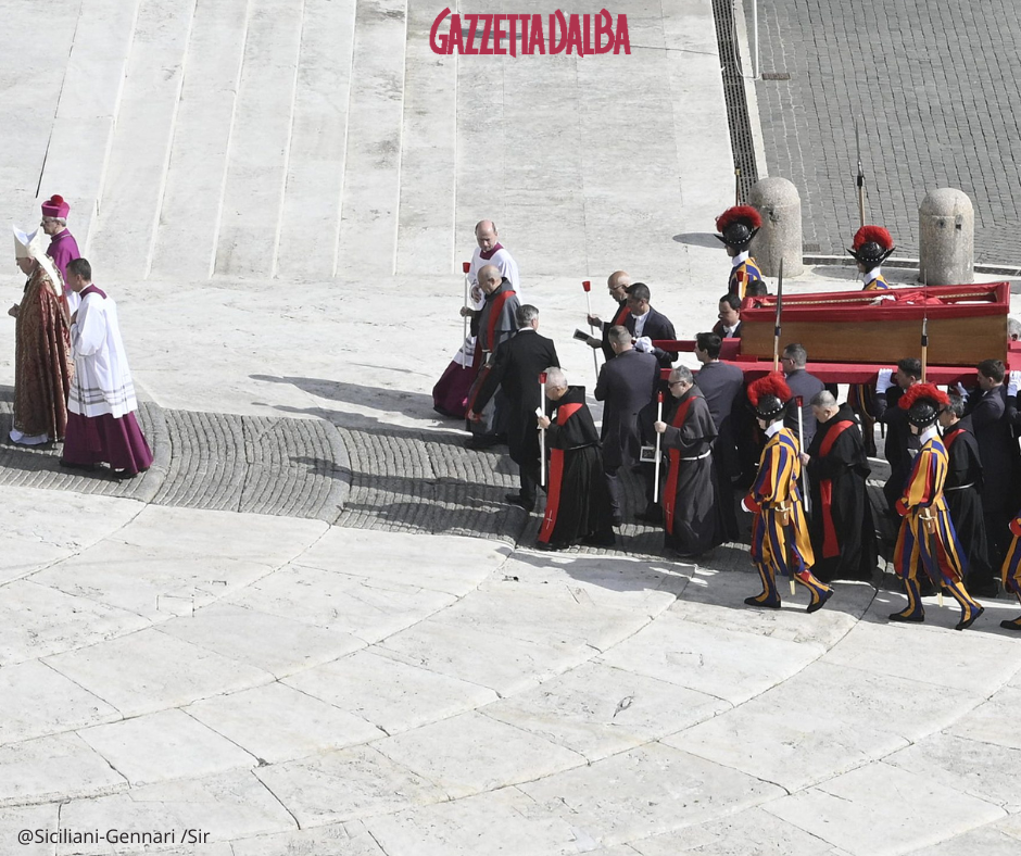 San Pietro: aperte le porte della basilica, i fedeli rendono omaggio a papa Francesco (IN DIRETTA)