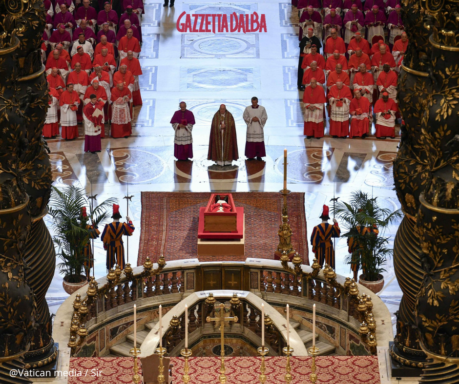 San Pietro: aperte le porte della basilica, i fedeli rendono omaggio a papa Francesco (IN DIRETTA) 3