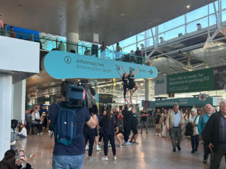 Gli atleti Alba Cheers Titans si allenano nell'aeroporto di Lisbona