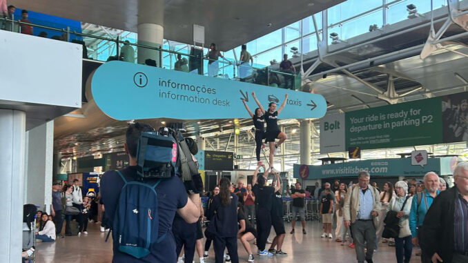 Gli atleti Alba Cheers Titans si allenano nell'aeroporto di Lisbona