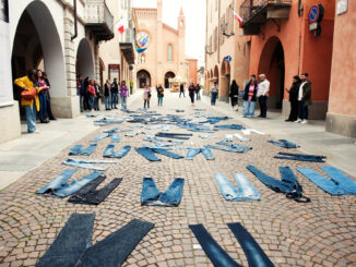Denim Day 2025: ad Alba un flash mob contro la violenza sulle donne