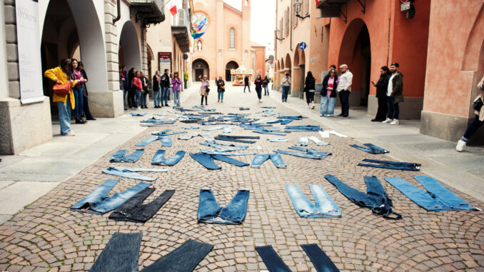 Denim Day 2025: ad Alba un flash mob contro la violenza sulle donne