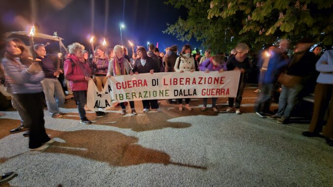 IMG-20250424-WA0054 80 anni l'Italia veniva liberata: ad Alba grande partecipazione alla fiaccolata commemorativa 3
