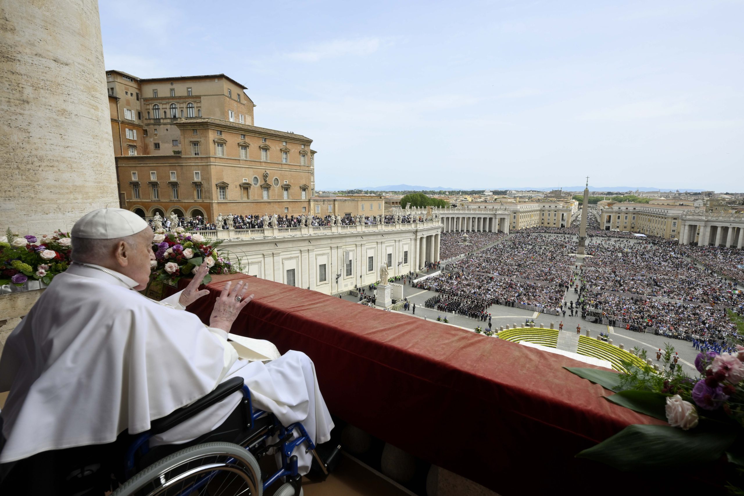 Papa Francesco impartisce la benedizione Urbi et Orbi - (Foto Vatican