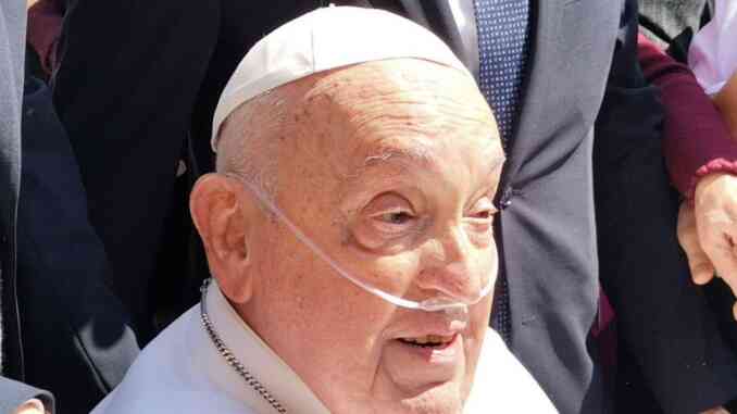 Papa Francesco a sorpresa in piazza San Pietro per il Giubileo degli ammalati e del mondo della sanità