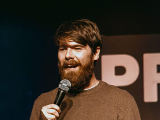 Dömestica ritorna ad Alba con la stand-up comedy di Tiziano La Bella