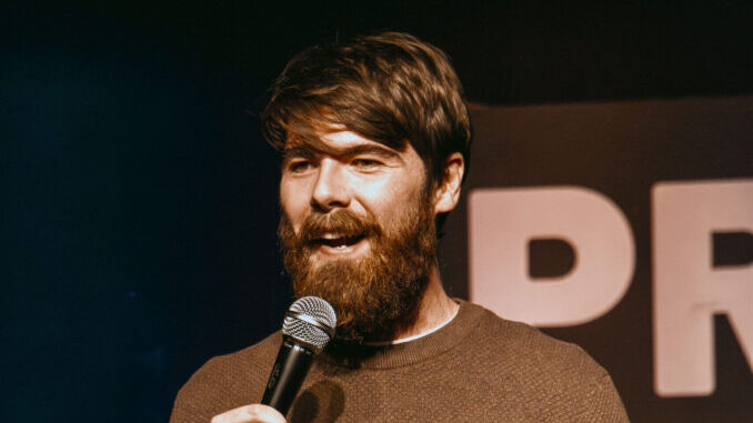 Dömestica ritorna ad Alba con la stand-up comedy di Tiziano La Bella
