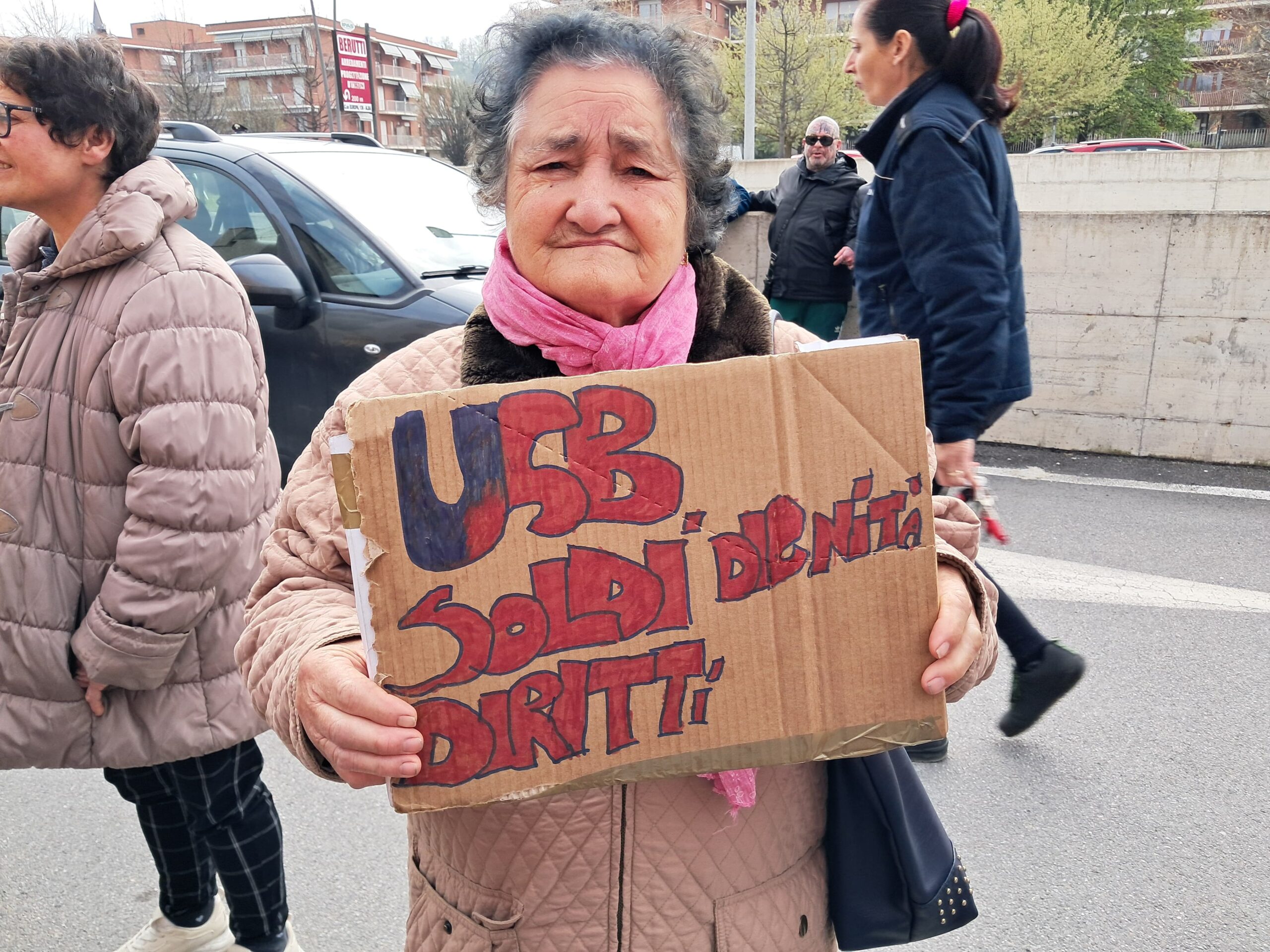 Le lavoratrici della Proteco protestano di fronte alla Cisl (VIDEO)