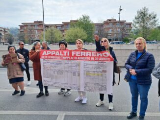 Le lavoratrici della Proteco protestano di fronte alla