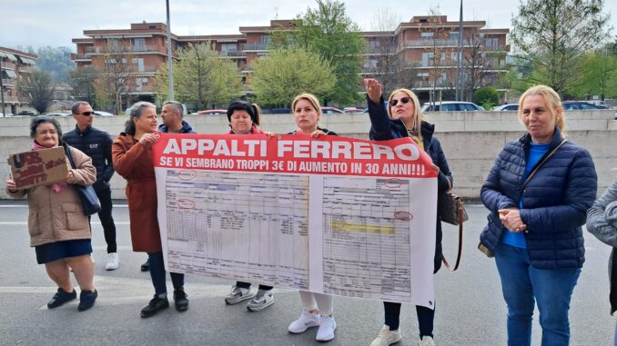 Le lavoratrici della Proteco protestano di fronte alla