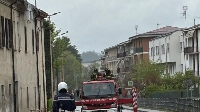 Strada Cauda chiusa per un crollo, sul posto i Vigili del fuoco 1